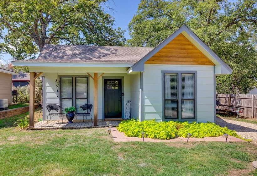 Charming Granbury Cottage Retreat W/ Private Patio