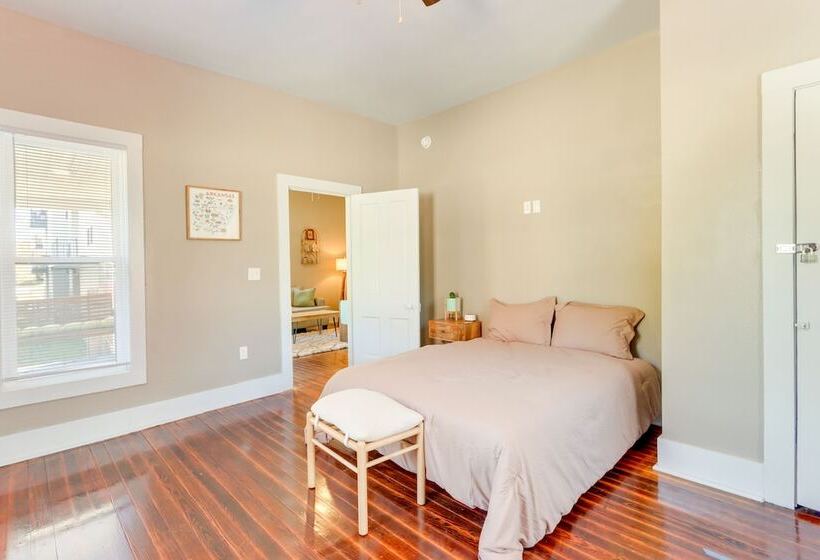 Fayetteville Home: 1 Mi To University Of Arkansas!