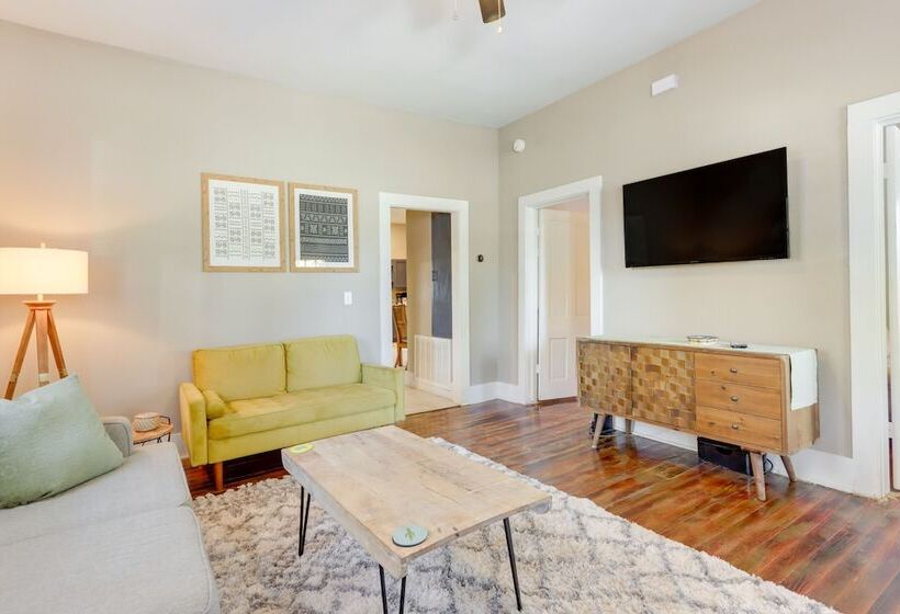 Fayetteville Home: 1 Mi To University Of Arkansas!