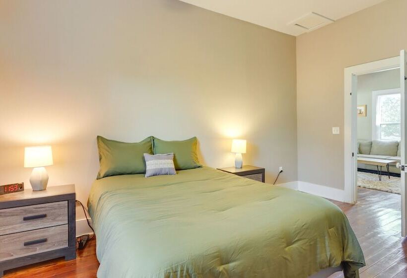 Fayetteville Home: 1 Mi To University Of Arkansas!