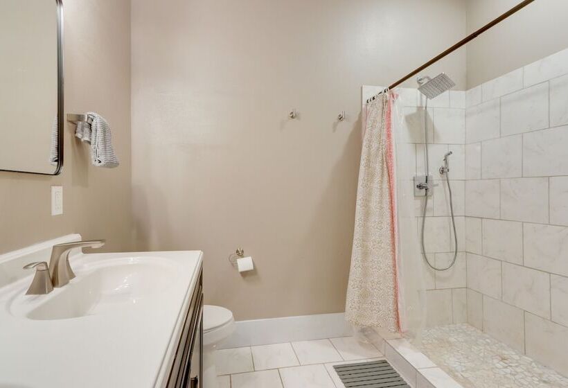 Fayetteville Home: 1 Mi To University Of Arkansas!