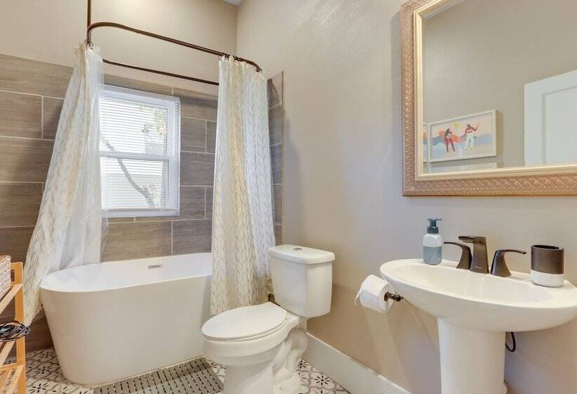 Fayetteville Home: 1 Mi To University Of Arkansas!