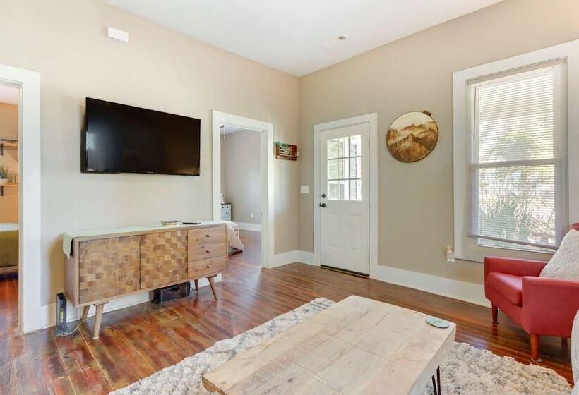 Fayetteville Home: 1 Mi To University Of Arkansas!