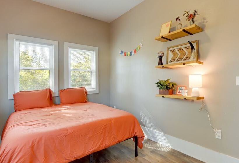 Fayetteville Home: 1 Mi To University Of Arkansas!