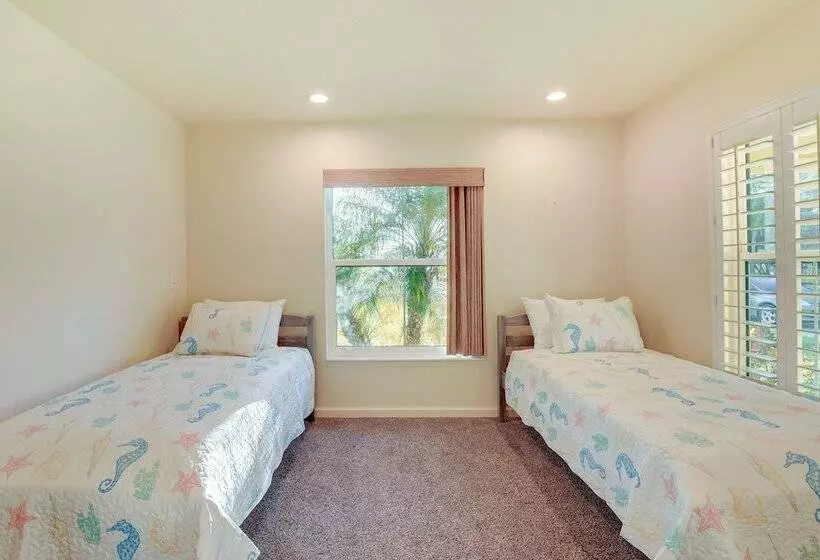 Pet Friendly Fort Pierce Home W/ Screened Porch!