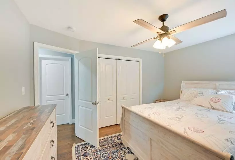 Hampton Bays Retreat: Walk To Squires Beach!