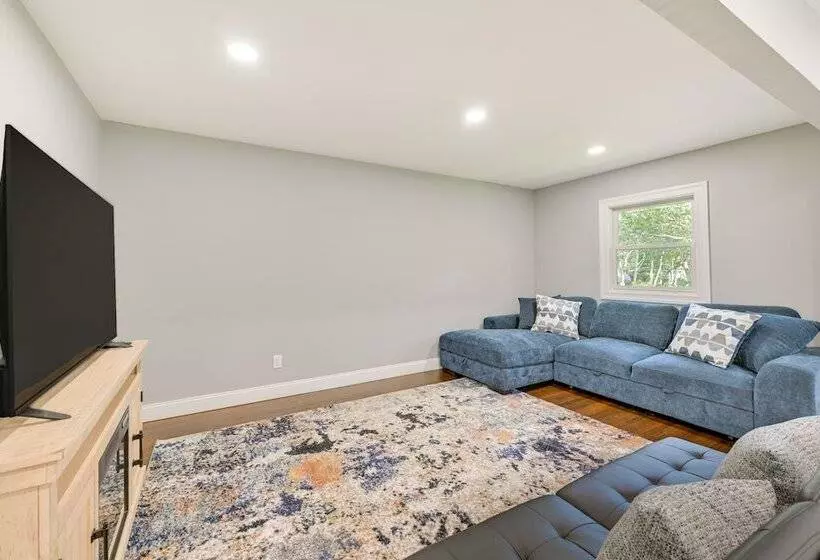 Hampton Bays Retreat: Walk To Squires Beach!