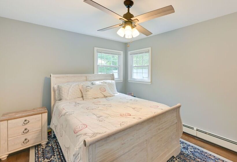 Hampton Bays Retreat: Walk To Squires Beach!