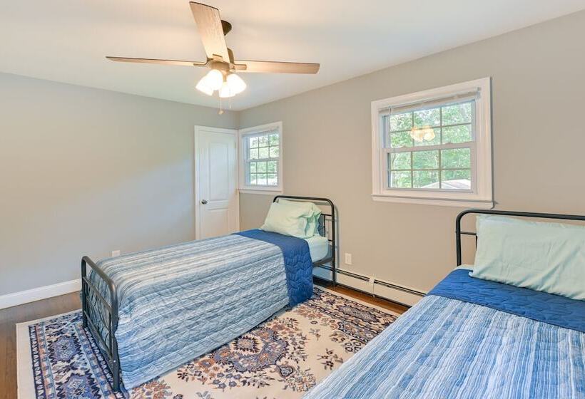 Hampton Bays Retreat: Walk To Squires Beach!