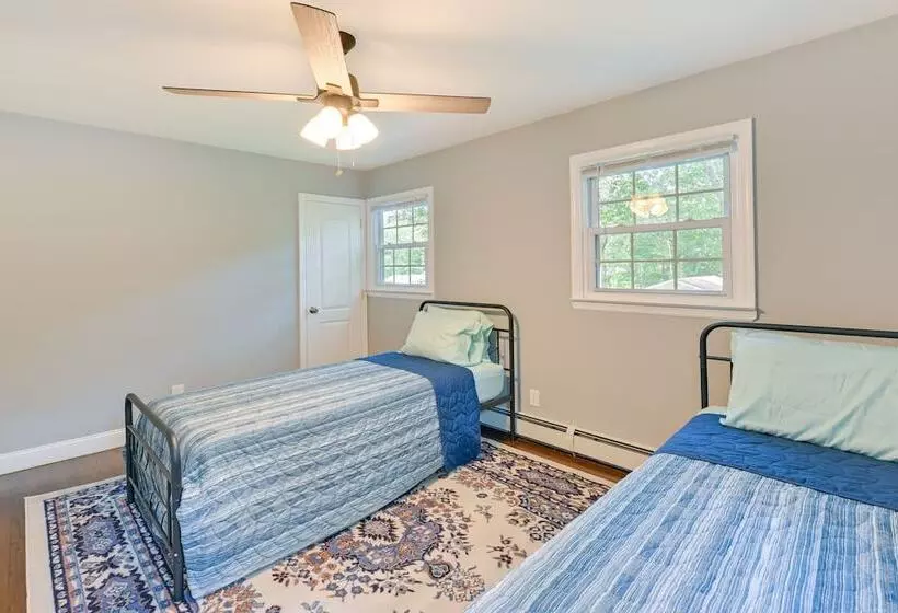 Hampton Bays Retreat: Walk To Squires Beach!