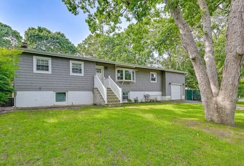 Hampton Bays Retreat: Walk To Squires Beach!