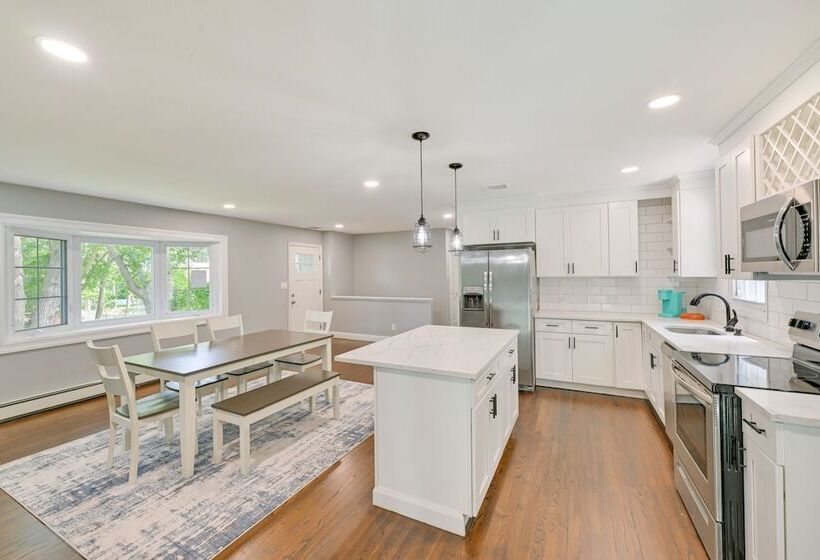 Hampton Bays Retreat: Walk To Squires Beach!