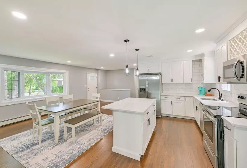 Hampton Bays Retreat: Walk To Squires Beach!