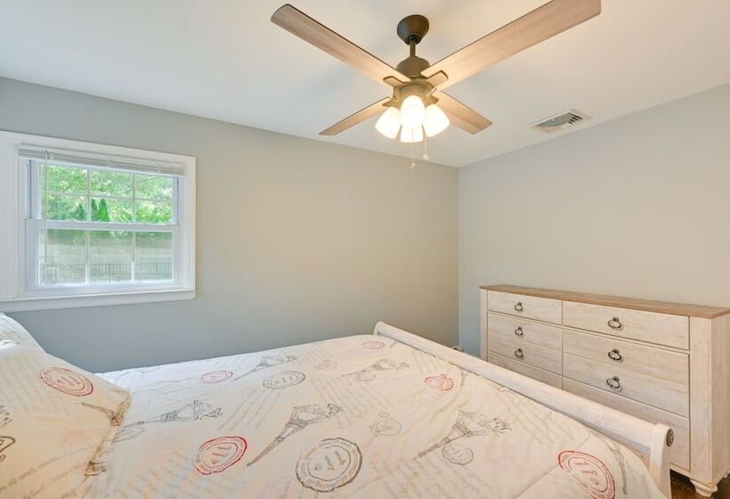 Hampton Bays Retreat: Walk To Squires Beach!