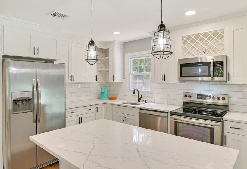 Hampton Bays Retreat: Walk To Squires Beach!