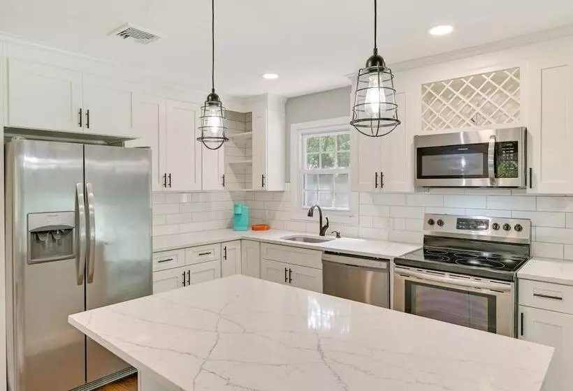 Hampton Bays Retreat: Walk To Squires Beach!