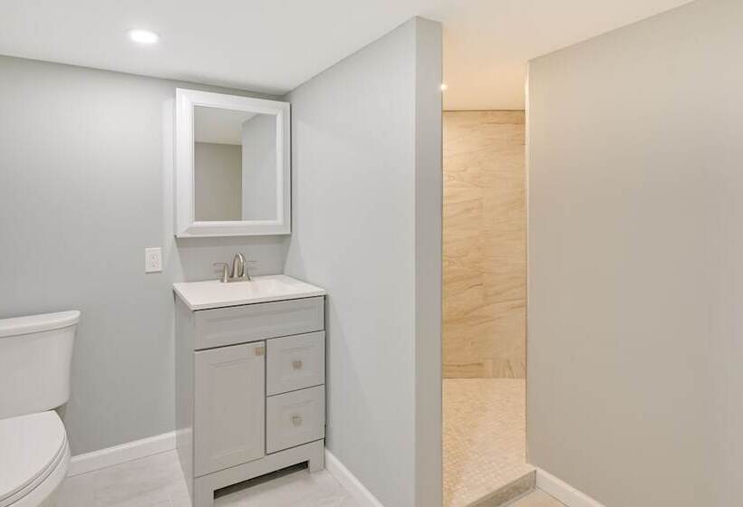 Hampton Bays Retreat: Walk To Squires Beach!