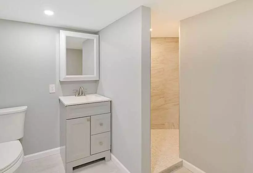 Hampton Bays Retreat: Walk To Squires Beach!