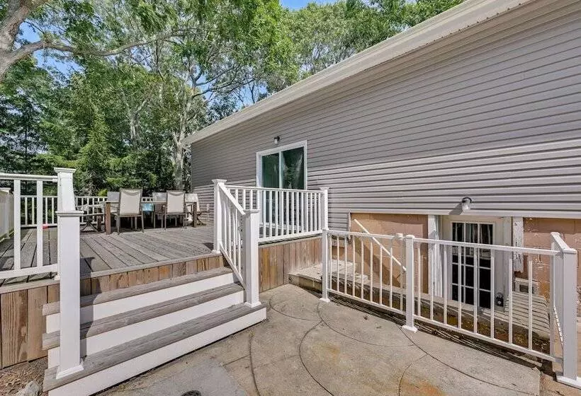 Hampton Bays Retreat: Walk To Squires Beach!