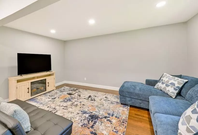 Hampton Bays Retreat: Walk To Squires Beach!