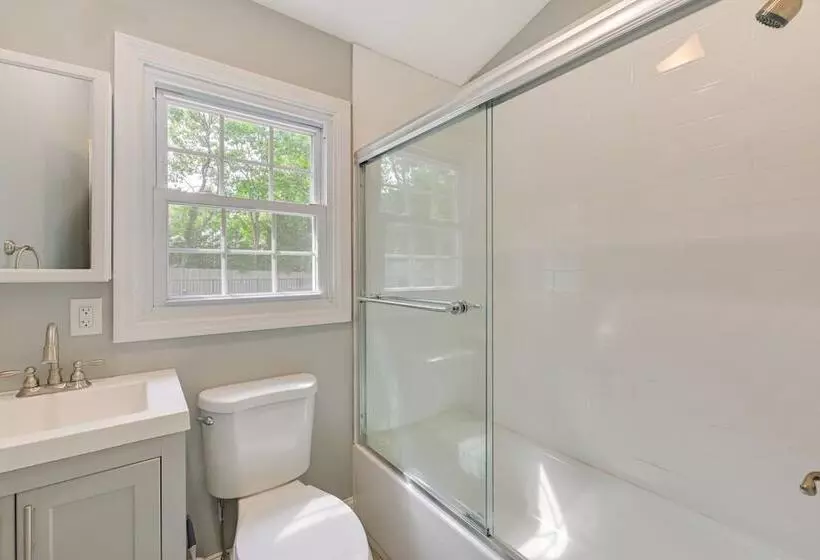 Hampton Bays Retreat: Walk To Squires Beach!