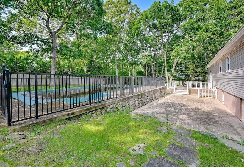 Hampton Bays Retreat: Walk To Squires Beach!