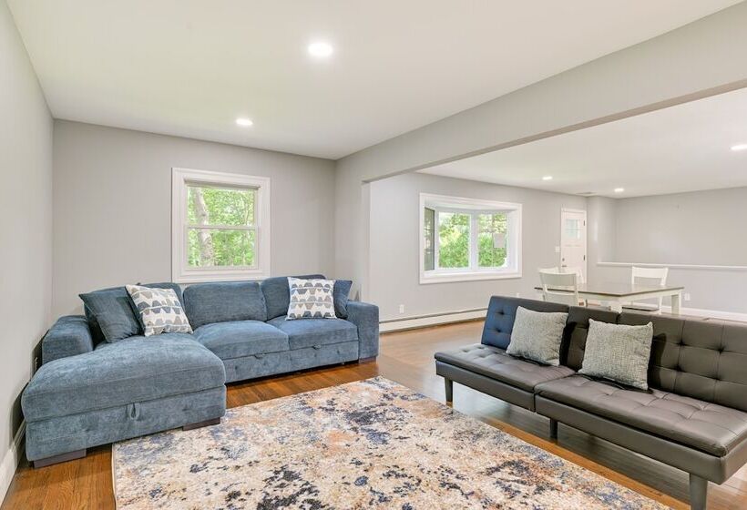 Hampton Bays Retreat: Walk To Squires Beach!