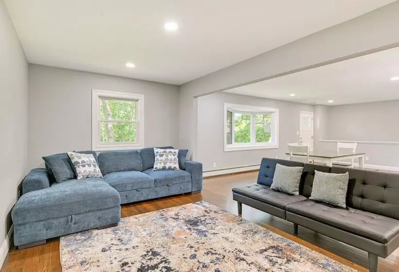 Hampton Bays Retreat: Walk To Squires Beach!