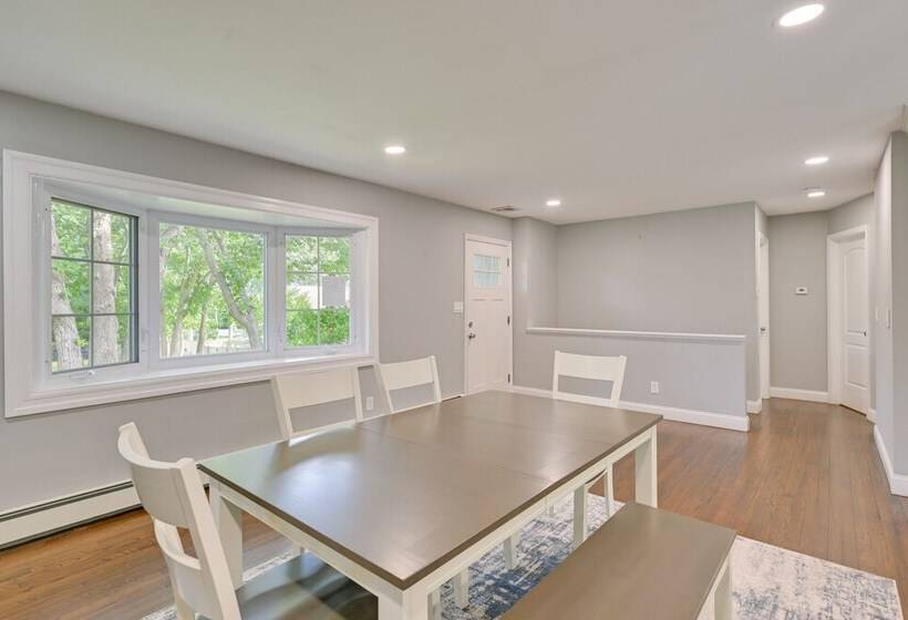 Hampton Bays Retreat: Walk To Squires Beach!