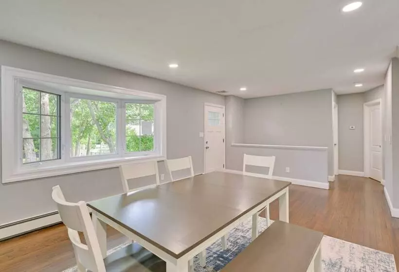 Hampton Bays Retreat: Walk To Squires Beach!