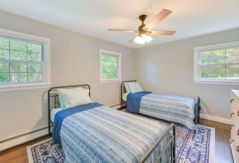 Hampton Bays Retreat: Walk To Squires Beach!