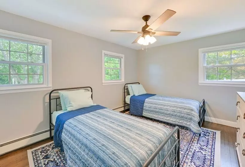 Hampton Bays Retreat: Walk To Squires Beach!