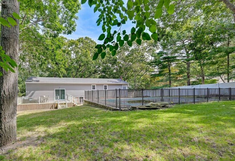 Hampton Bays Retreat: Walk To Squires Beach!