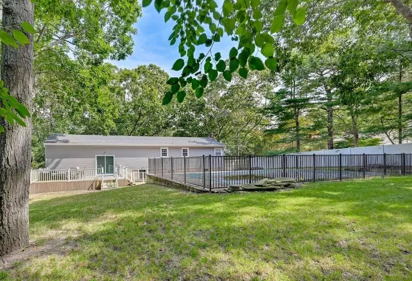 Hampton Bays Retreat: Walk To Squires Beach!