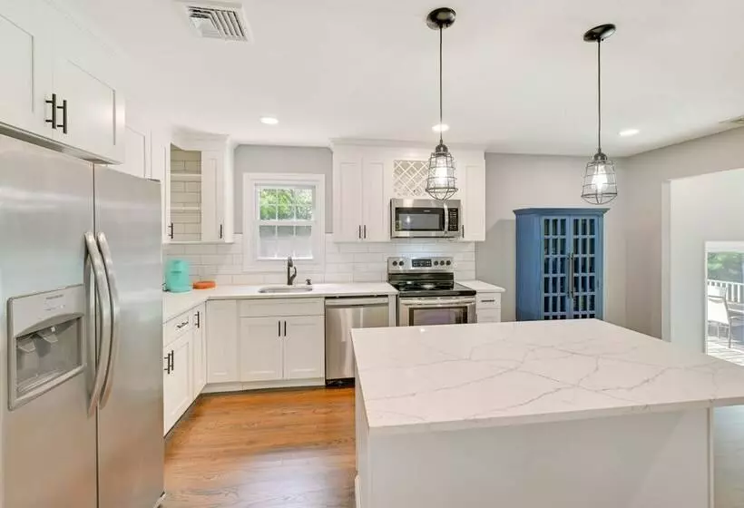 Hampton Bays Retreat: Walk To Squires Beach!