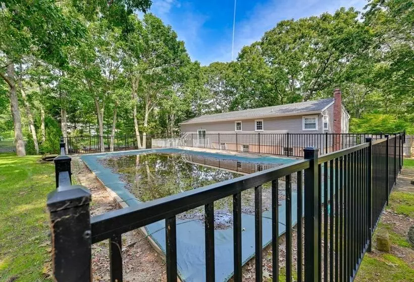 Hampton Bays Retreat: Walk To Squires Beach!