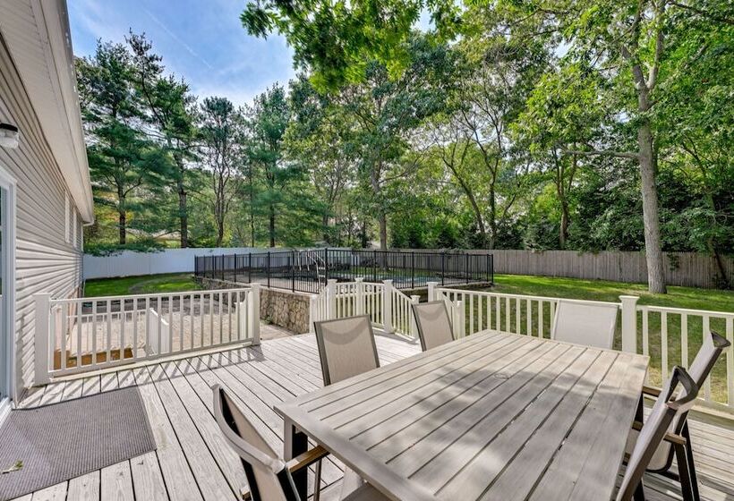 Hampton Bays Retreat: Walk To Squires Beach!