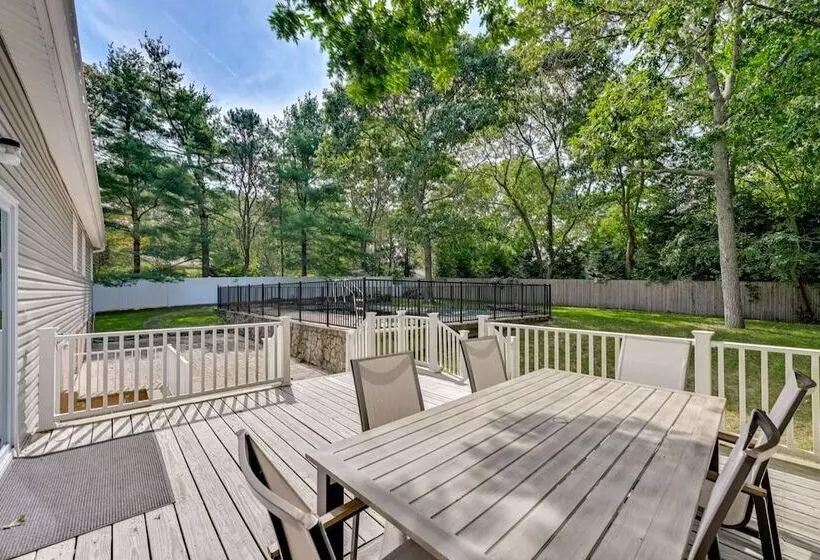 Hampton Bays Retreat: Walk To Squires Beach!