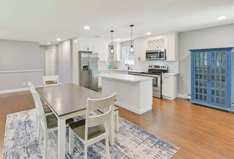 Hampton Bays Retreat: Walk To Squires Beach!