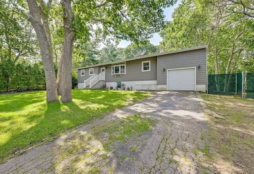 Hampton Bays Retreat: Walk To Squires Beach!