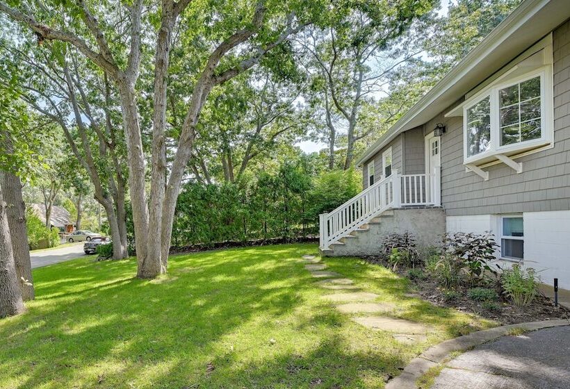 Hampton Bays Retreat: Walk To Squires Beach!