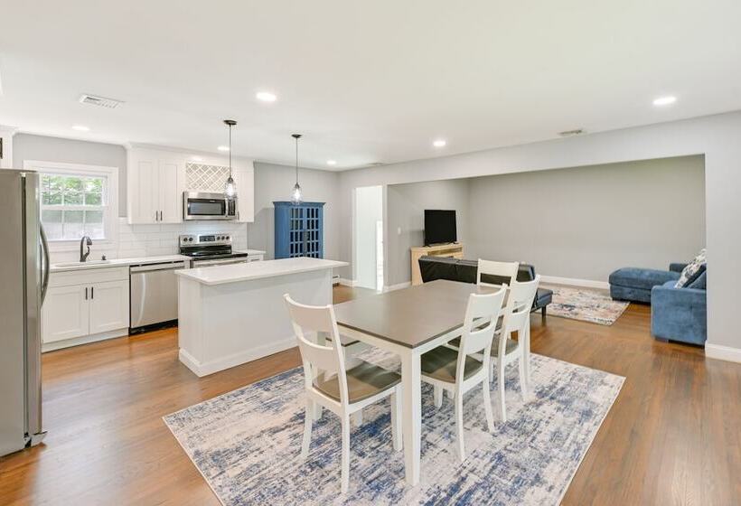 Hampton Bays Retreat: Walk To Squires Beach!