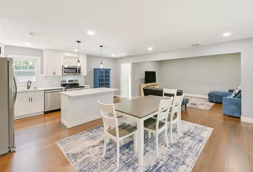 Hampton Bays Retreat: Walk To Squires Beach!