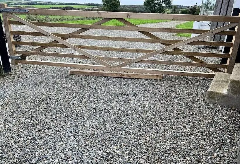 Hotelli Lovely 1 Bed Lodge In Haverfordwest With Views