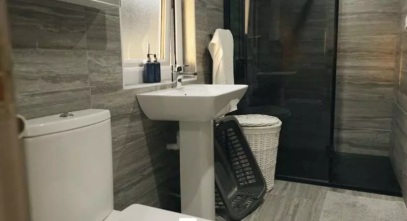 Hotelli Lovely 1 Bed Lodge In Haverfordwest With Views