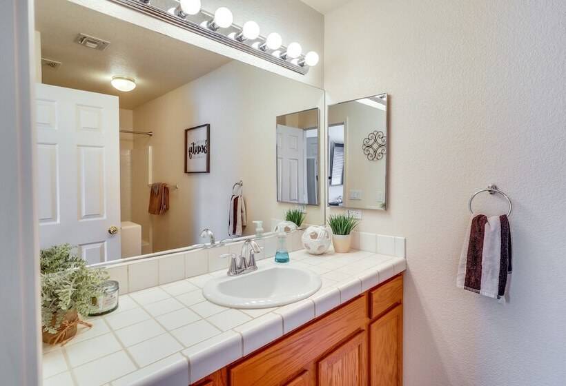 Inviting Bullhead City Gem: 3 Mi To Colorado River