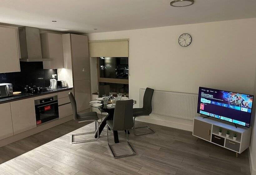 Kensington House By Solitaire Suites