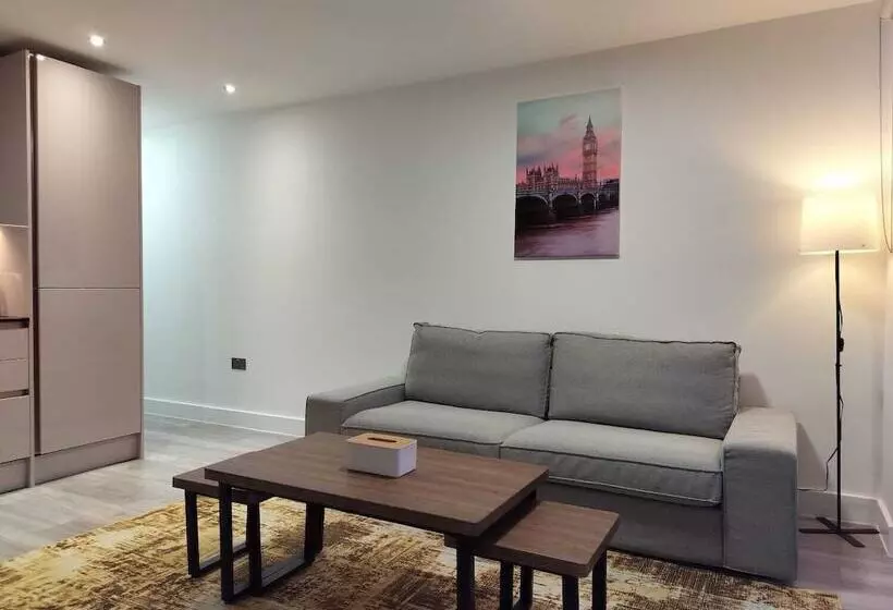 Kensington House By Solitaire Suites