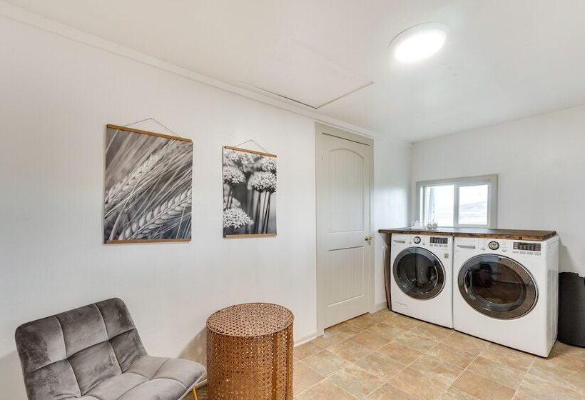 Klamath Falls Home On 189 Acres: Fire Pit & Grill!