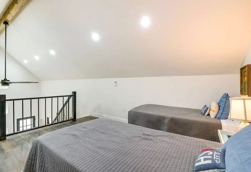 Lakefront Texas Abode W/ Kayaks, Fire Pit & Patio!